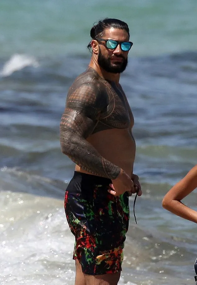 Romeinse shirts domineren ontspannen afbeeldingen zonder shirt