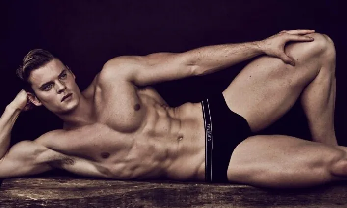 瑞安·利比（Ryan Libby）在室内衣服上感到兴奋