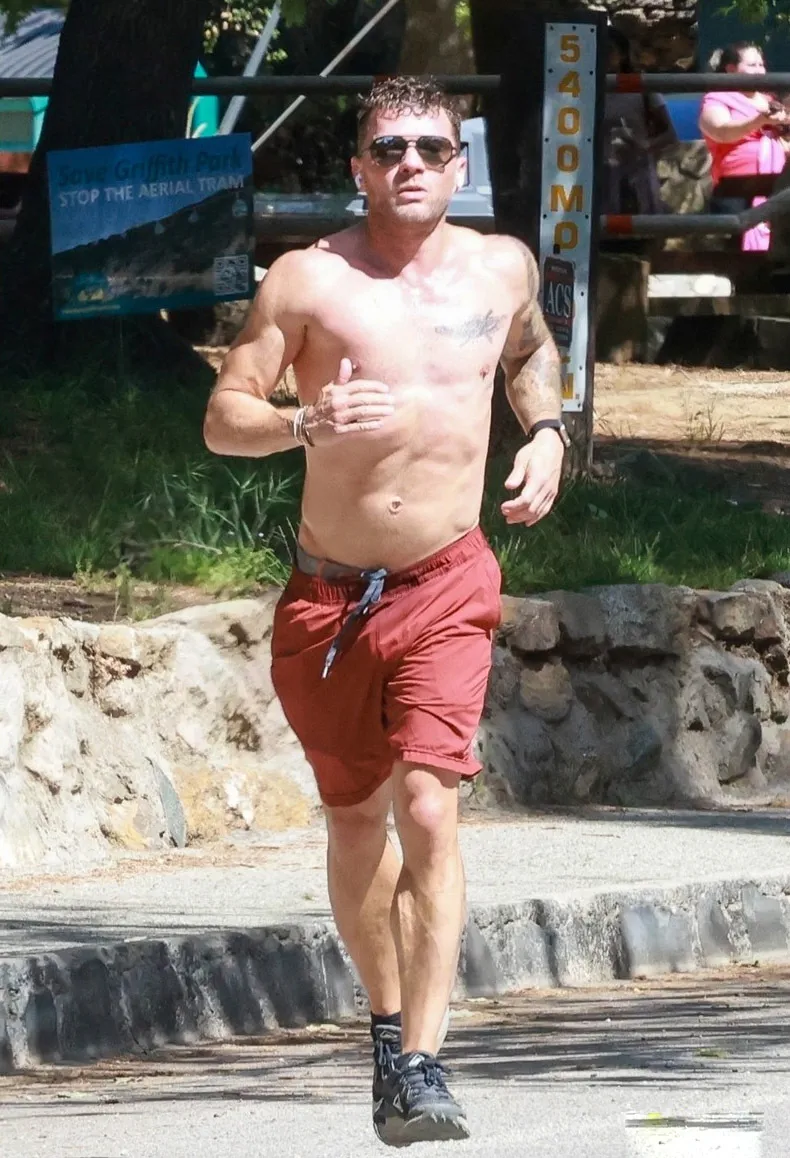 Ο Ryan Philip μοιάζει με μυϊκό πανί Koscle