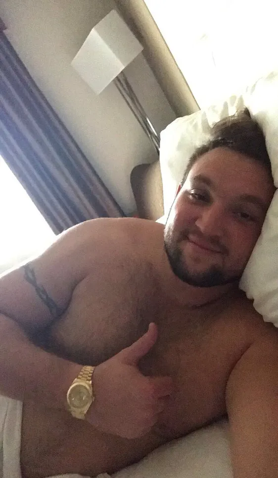 ライアンシーモアはヌードお尻の写真を漏らしました