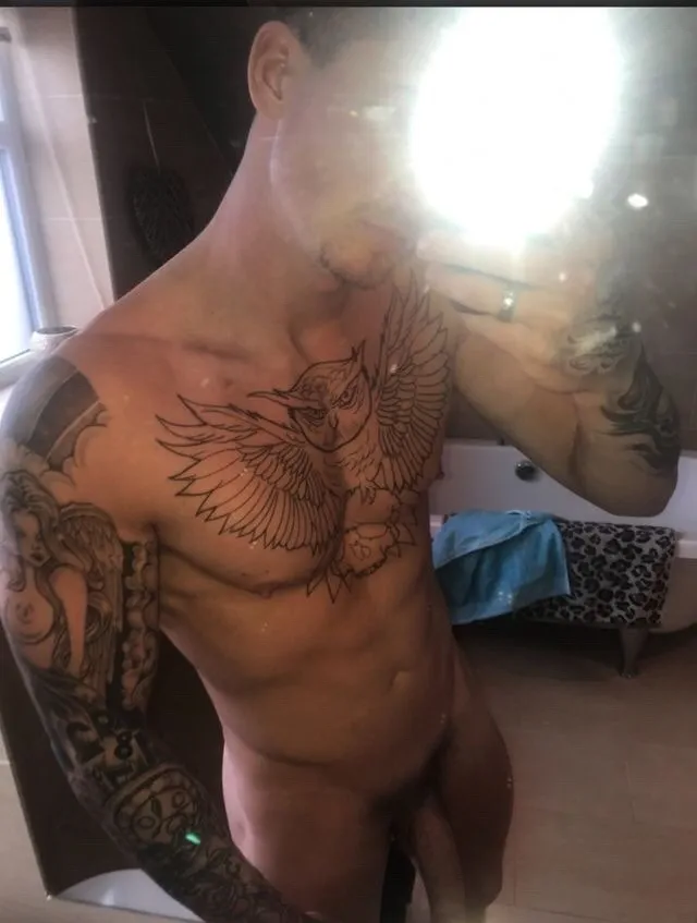 Sam chaloner frontal nude selfie fotos