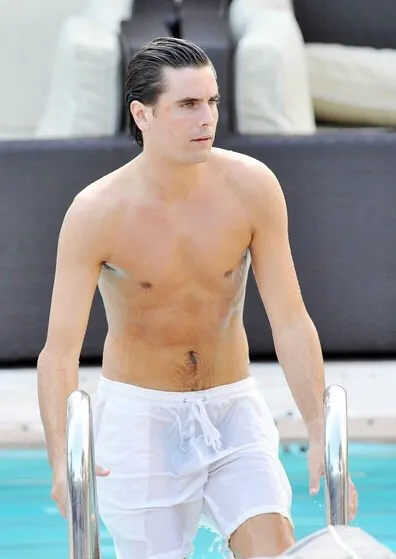 スコットディシックは、濡れたショートパンツを通して彼のコックをフラッシュします