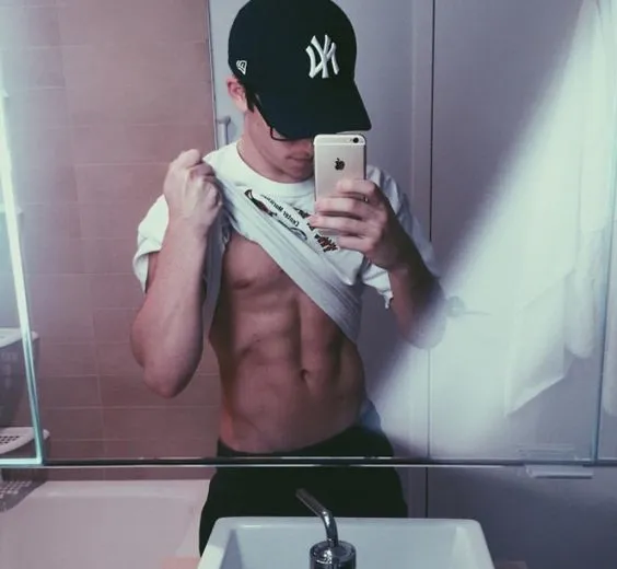 வாங்கேஜ் - ஆடை இல்லாமல் தனிப்பட்ட தோற்றம்