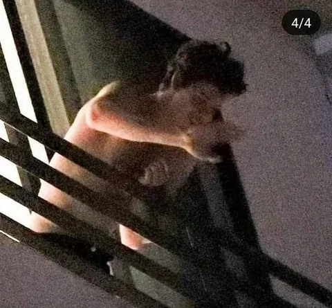 Alalahanin ni Adgan ang seksing shirt ng batang babae