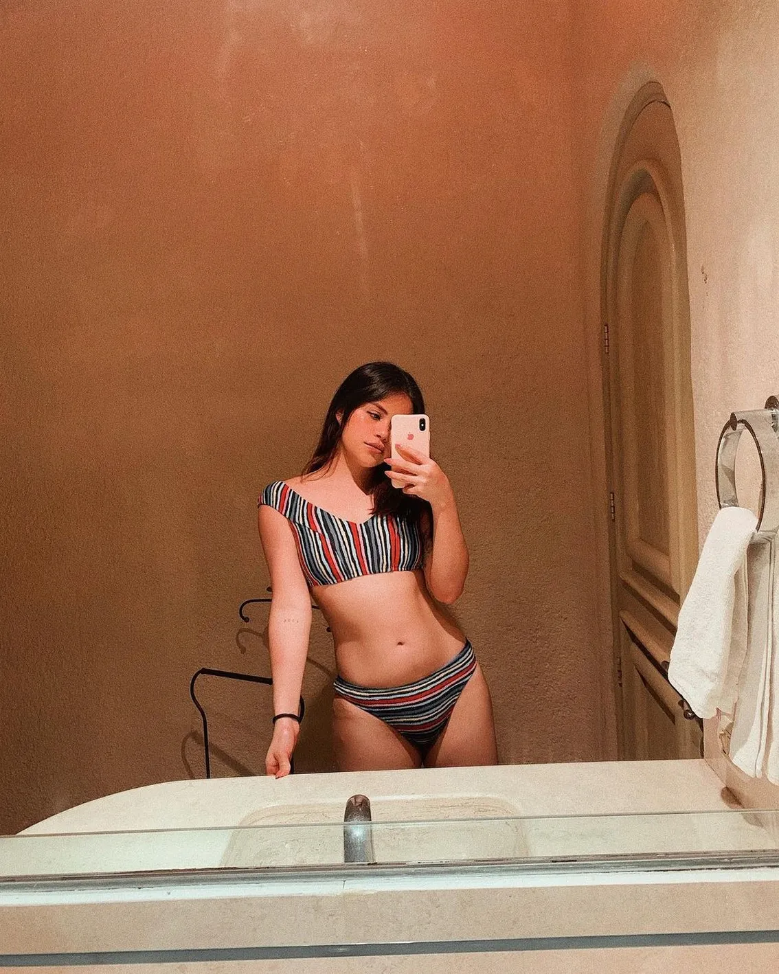 热访问索非亚比基尼（32张照片和视频）