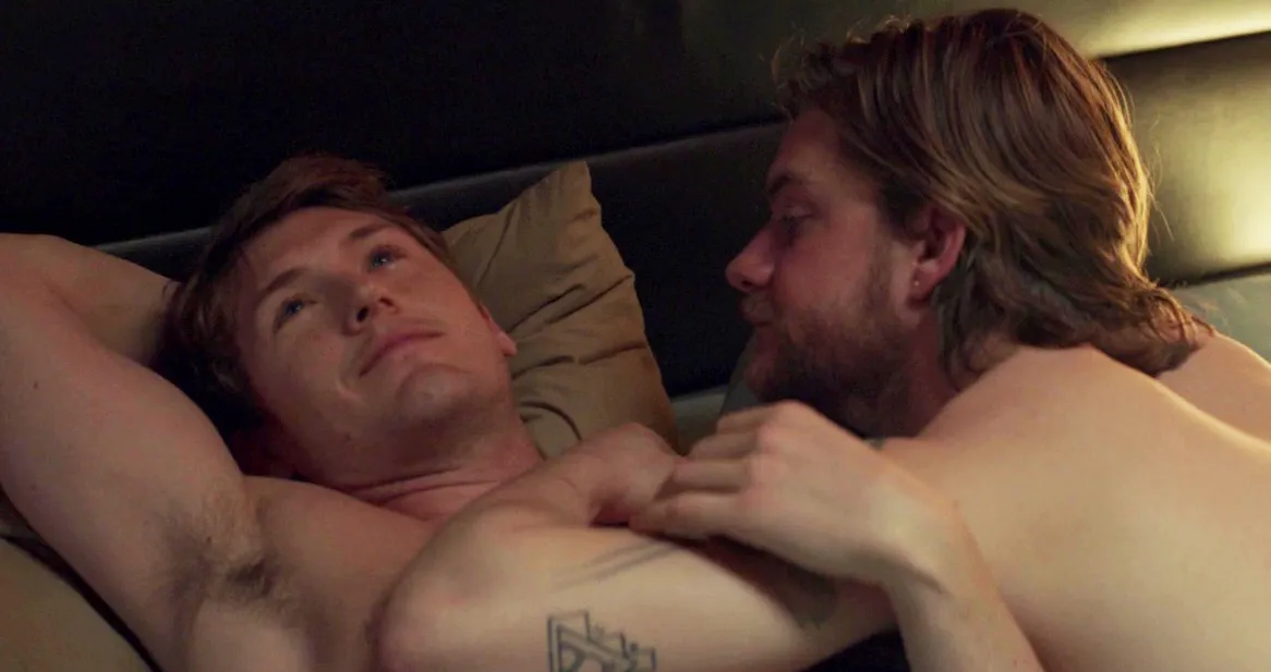 スペンサーはクラークのヌードとゲイのセックスシーンを扱います
