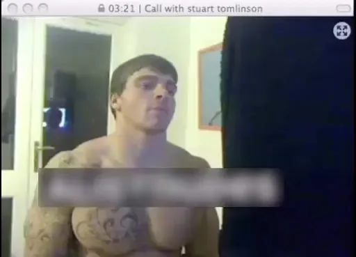 Stuart Tomlinson filtruje nahé video přede mnou