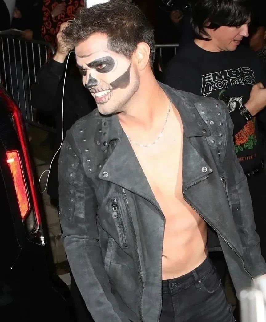 تايلور لوتنر حفلة هالوين مثيرة مع جسم بدون قميص