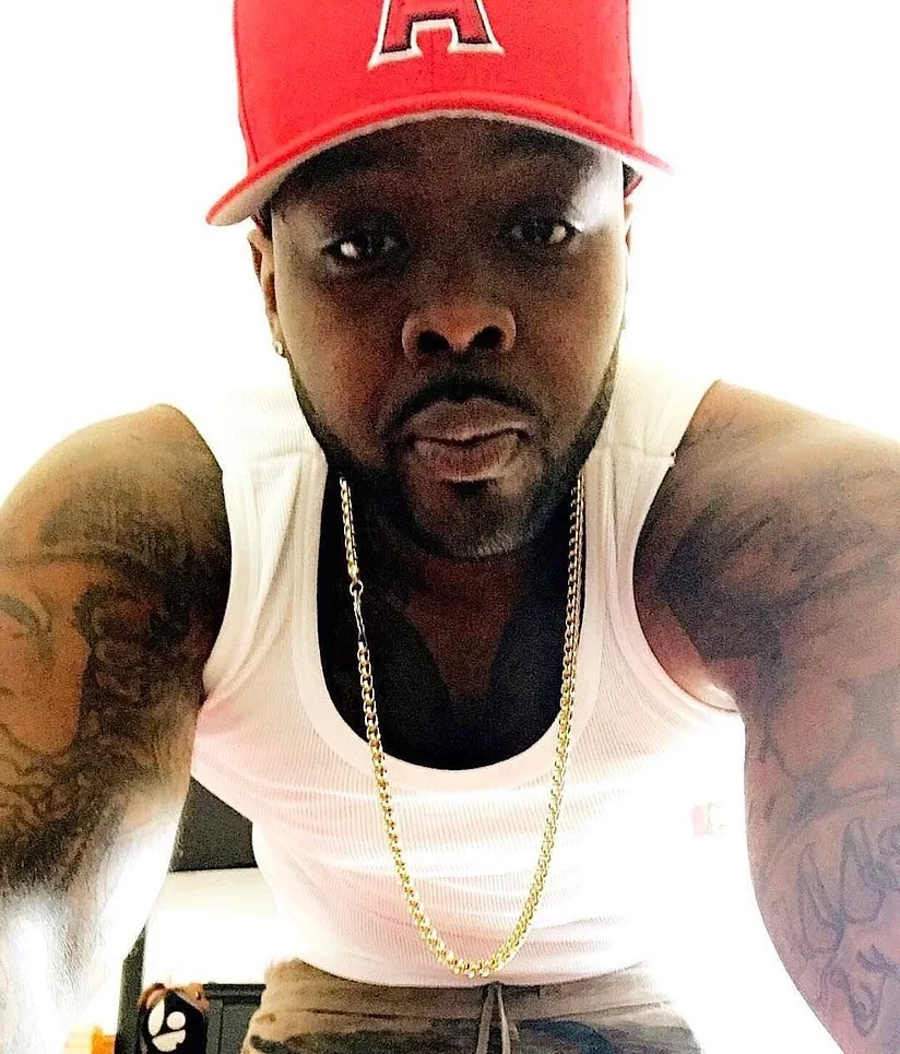 Teddy Ruksはヌードコックの写真を漏らしました