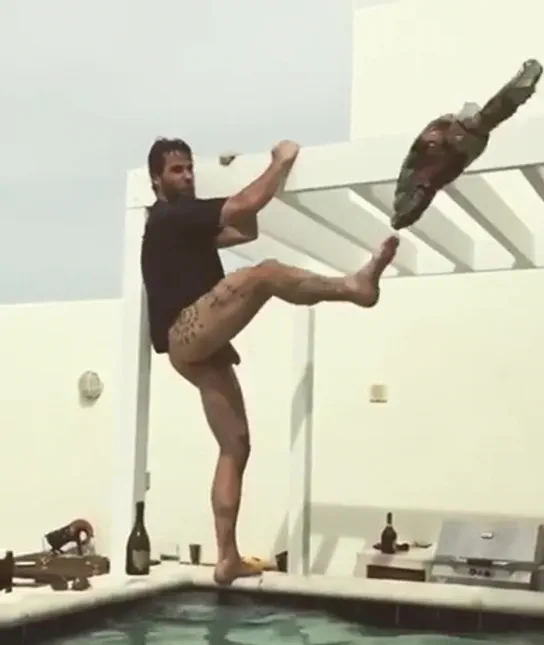 نظریہ ایک بڑے اور پیچیدہ عضو تناسل کو ظاہر کرتا ہے