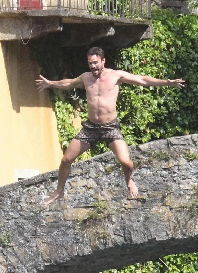 Tom Evans se opušta sa svojom djevojkom