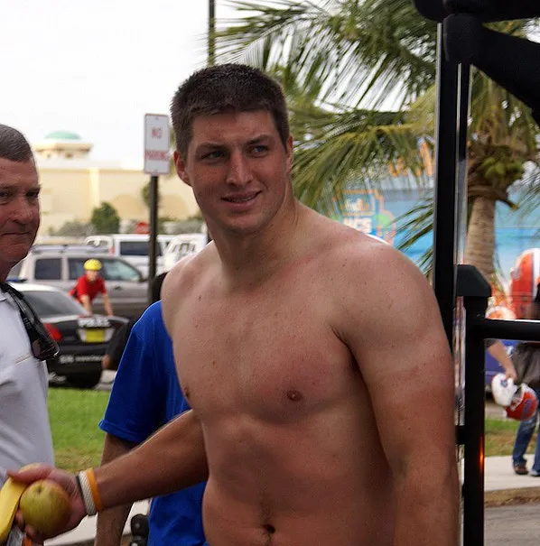 टिम टेबो, फ़ोटो, फ़ोटो और रिकॉर्डिंग के बिना RADIA