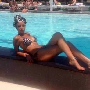 Tiziana Cantone basseini ääres