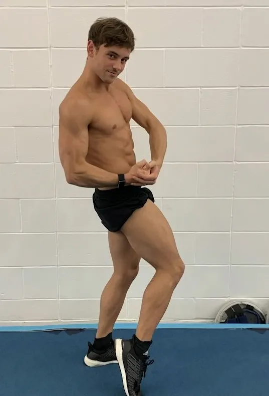 Tom Delie wygląda gorąco