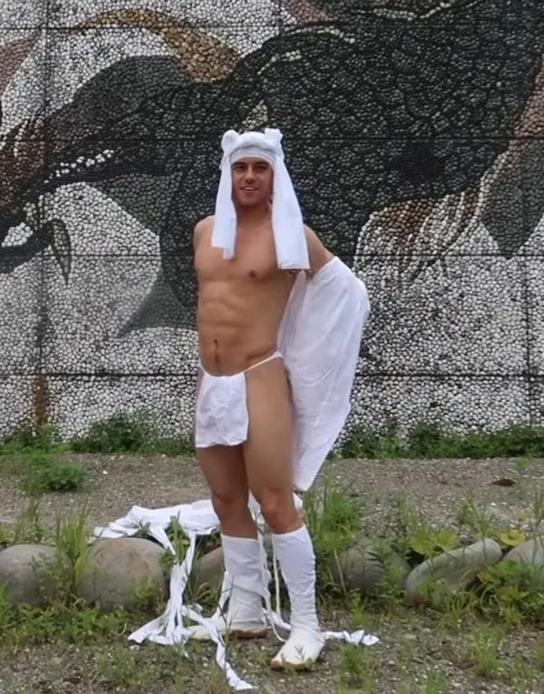 日本のシャワーの下でトム・デイリー・セクシー