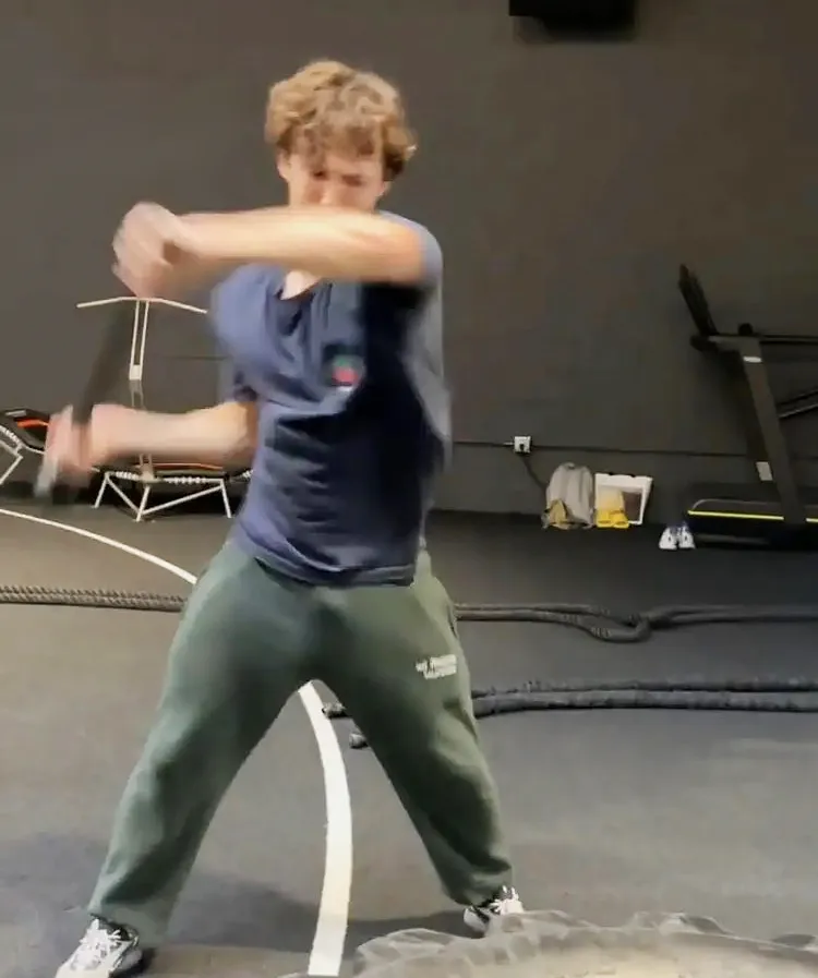 トム・ホランドはトレーニング中の大きな膨らみ