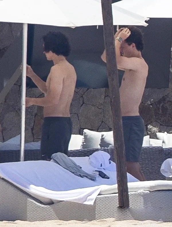 汤姆·荷兰（Tom Holland）的摄影师在一张令人兴奋的赤骨照片中