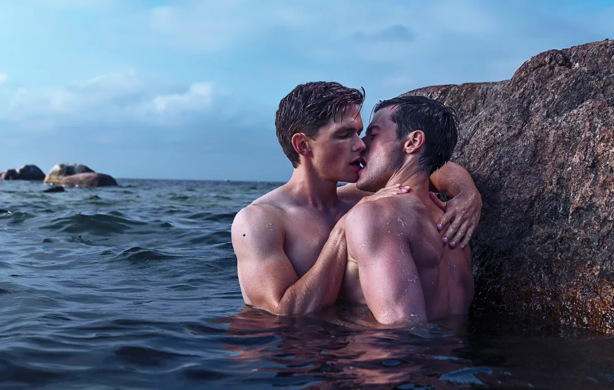 Tom antes de la escena de sexo sin camisa y gay de Firebird