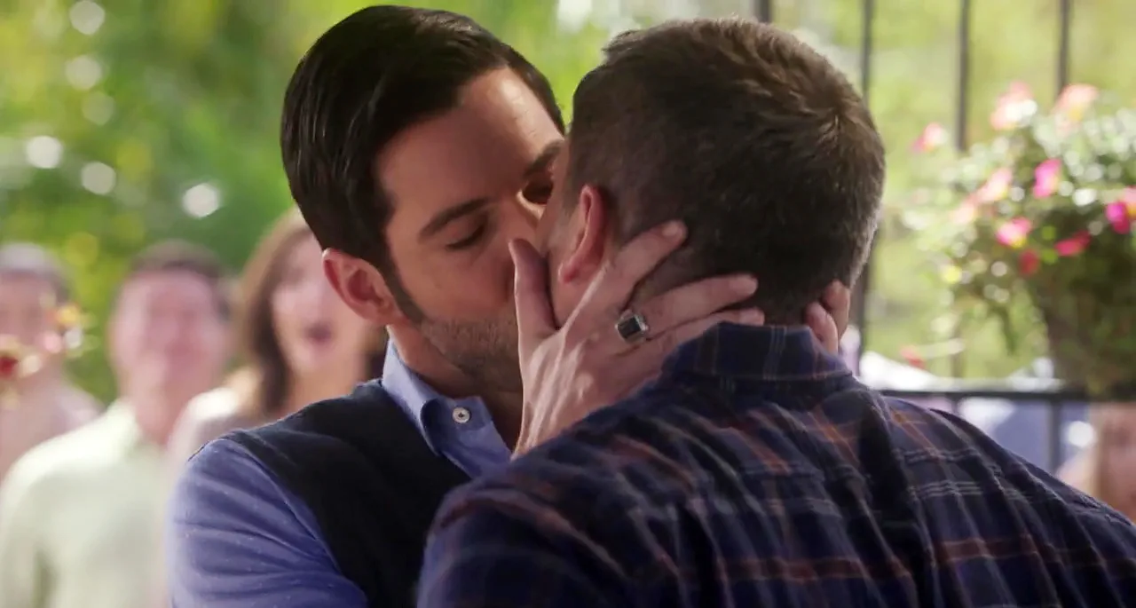 Tom Welling gay kiss