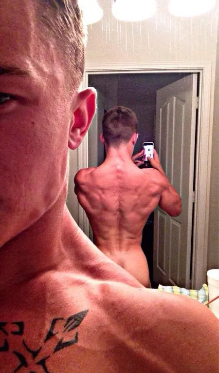 ぶどうスターのタイラークロムヌードとセクシーなセルフィーの写真