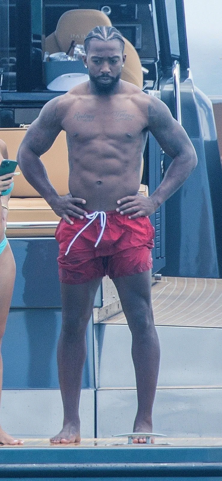 Tyrod Taylor Paparazzi上半身裸のヨットの写真