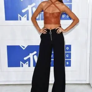 Joan Smalls fekete nadrágban és barna blézerben