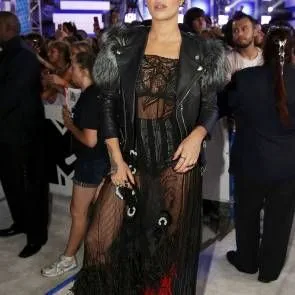 Rita Ora fekete ruhában