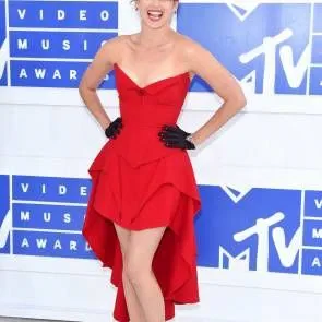 Durwood cserkész tűzpiros ruhában