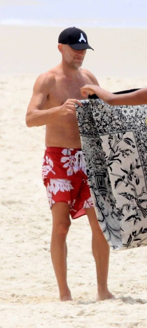 vincent cassel shirtless