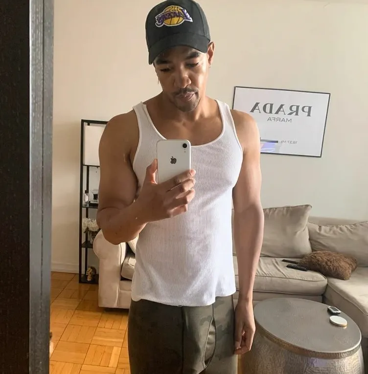 Webelizmore는 덥지 만 낮은 리뷰를 가진 큰 모델을 제시합니다