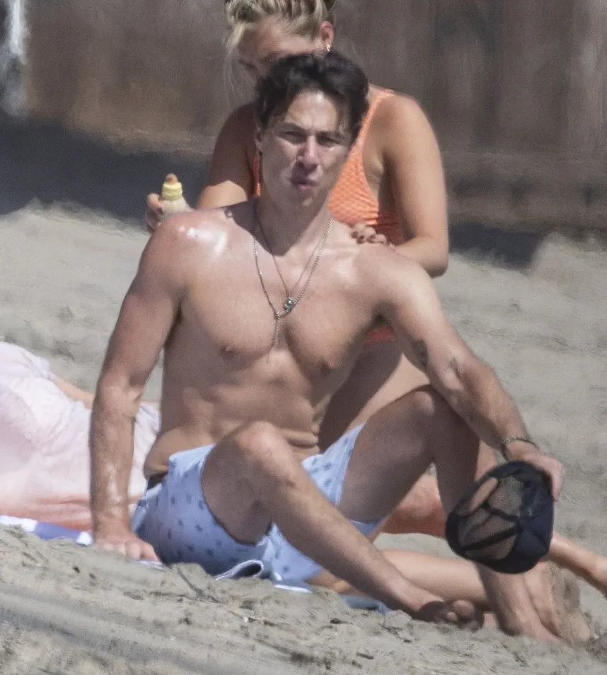 Zach Braff naked beach pics