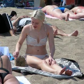 ザララーソンセクシーなビキニの率直な写真